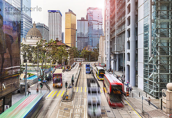 Straßenbahnen und Busse in Hongkong Central  Hongkong  China