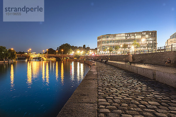 Deutschland  Berlin  am Ufer der Spree in der Dämmerung