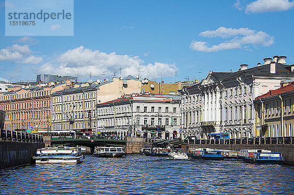 Wasserkanal im Zentrum von St. Petersburg  Russland