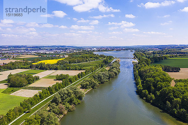 Isar und Dingolfing reservior  bei Dingolfing  Bayern  Deutschland  Drohnenschuss