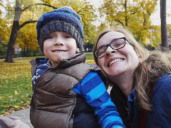 Porträt von Mutter und kleinem Sohn in einem herbstlichen Park