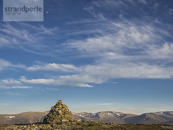 Grossbritannien  Schottland  Cairngorms  Glenmore  Gipfelmarkierung vor Berglandschaft