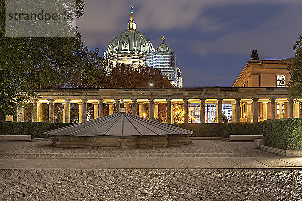 Deutschland  Berlin  Blick auf den beleuchteten Berliner Dom