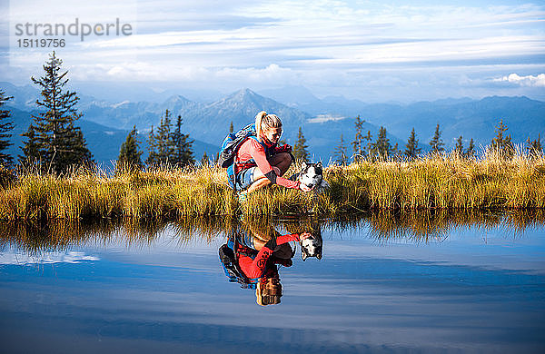 Österreich  Bundesland Salzburg  Wanderin mit Hund