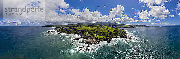 Luftaufnahme über dem Pazifischen Ozean und den West Maui Mountains  Punalau  Maui  Hawaii  USA