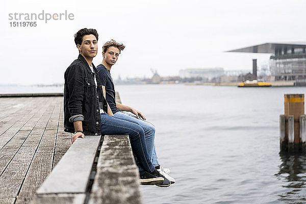 Dänemark  Kopenhagen  zwei junge Männer sitzen am Wasser