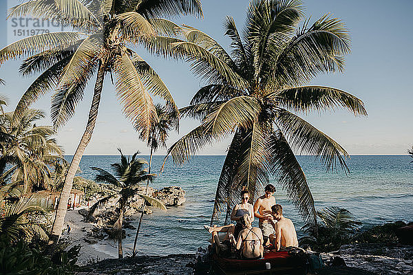 Mexiko  Quintana Roo  Tulum  Freunde entspannen am Strand