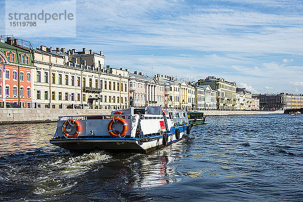 Touristenboot auf einem Wasserkanal im Zentrum von St. Petersburg  Russland