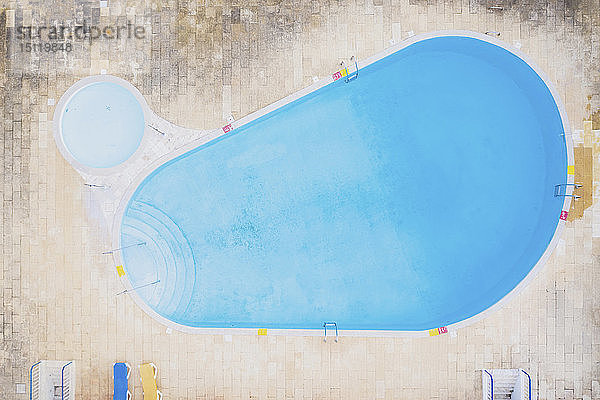 Luftaufnahme von Schwimmbad und Whirlpool