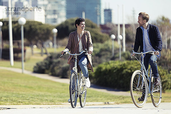 Paar mit Fahrrädern in Barcelona
