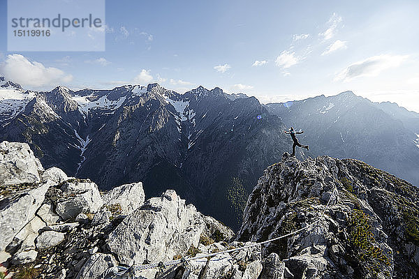 Österreich  Tirol  Gnadenwald  Hundskopf  Bergsteigerin auf einem Bein stehend