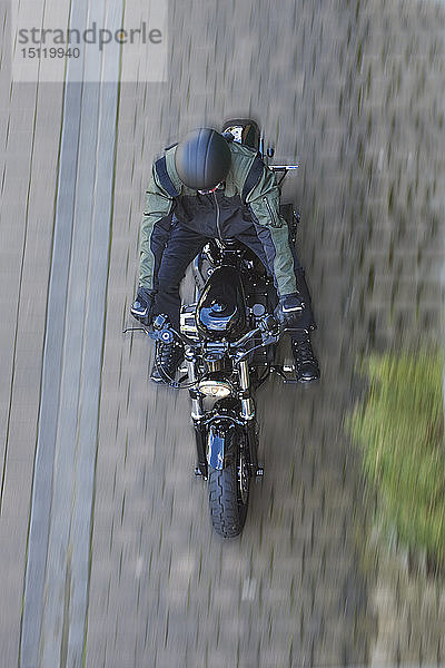 Motorradfahrer auf Harley Davidson Sportster 48  von oben