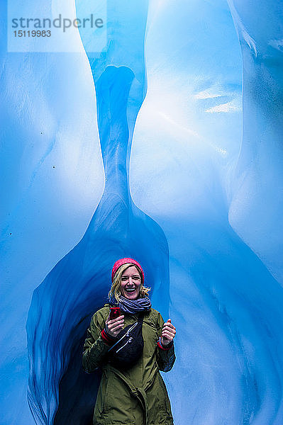 Glückliche Frau in einer Eishöhle  Fox Glacier  Südinsel  Neuseeland