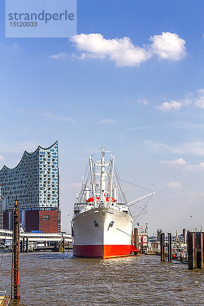 Blick auf die Elbphilharmonie mit dem Schiff Cap San Diego im Vordergrund  Hamburg  Deutschland