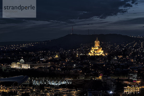Georgien  Tiflis  Stadtbild mit Dreifaltigkeitskathedrale bei Nacht