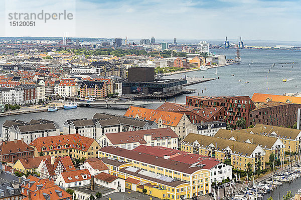 Blick auf Christianshavn  Nyhavn und das Königlich Dänische Schauspielhaus  Kopenhagen  Dänemark