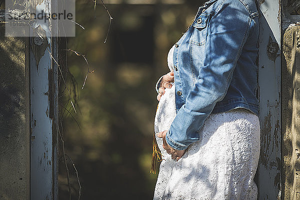 Schwangere Frau hält ihren Bauch  Nahaufnahme