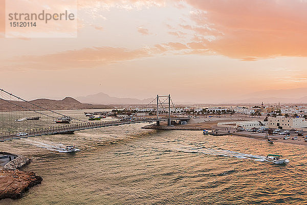 Al Ayjah-Brücke und Hafen bei Sonnenuntergang  Sur  Oman
