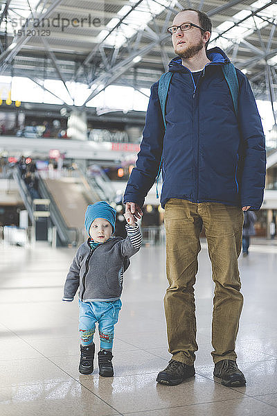 Vater und kleiner Sohn besuchen den Flughafen  Hamburg  Deutschland
