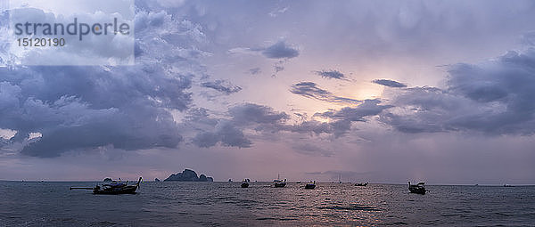 Thailand  Krabi  Tonsai Beach  Langschwanzboote  die bei Sonnenuntergang auf dem Wasser treiben