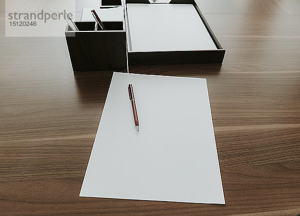 Kugelschreiber und Papier auf Holztisch im Büro
