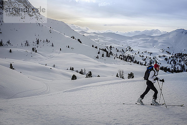 Österreich  Salzburger Land  Grossarl  Filzmooshoerndl  Skitourengeherin