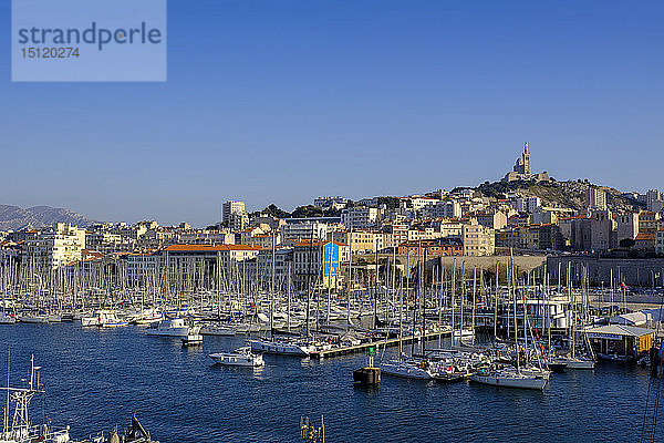 Frankreich  Marseille  alter Hafen mit der Notre Dame de la Garde