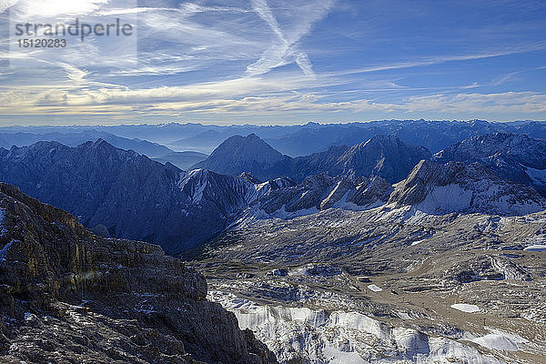 Deutschland  Bayern  Alpen  Blick von der Zugspitze oberhalb des Schneeferners Richtung Gatterl und Hohe Munde