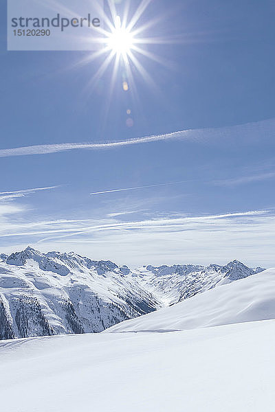 Österreich  Tirol  zwischen Ischgl und Galtür  Blick auf schneebedeckte Berge an einem sonnigen Tag