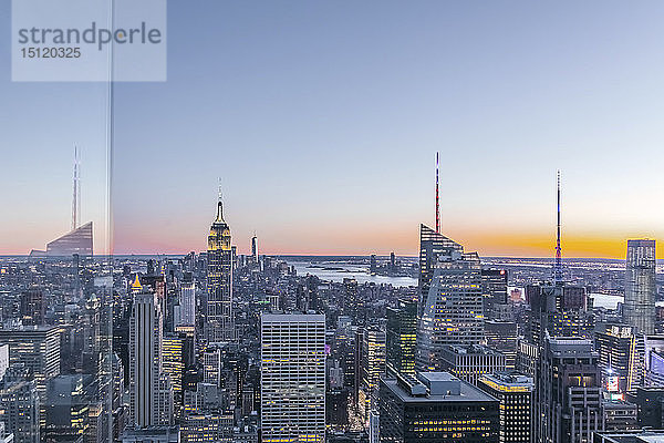 Skyline bei Sonnenuntergang mit dem Empire State Building im Vordergrund und dem One World Trade Center im Hintergrund  Manhattan  New York City  USA