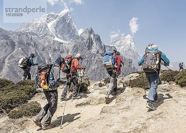 Nepal  Solo Khumbu  Everest  Bergsteiger in Dingboche