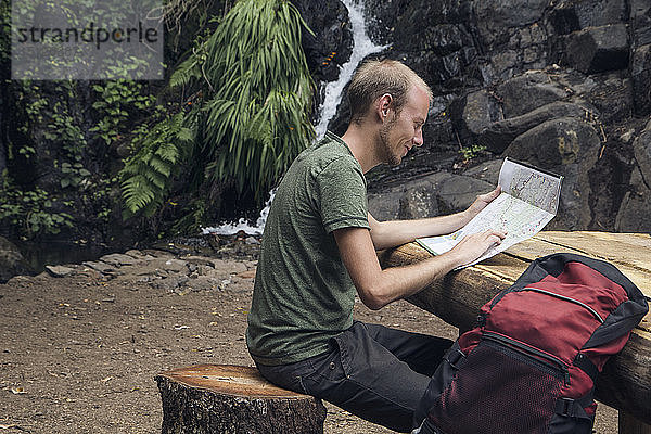 Wanderer macht Rast am Rastplatz  Barranco el Cedro  La Gomera  Kanarische Inseln  Spanien