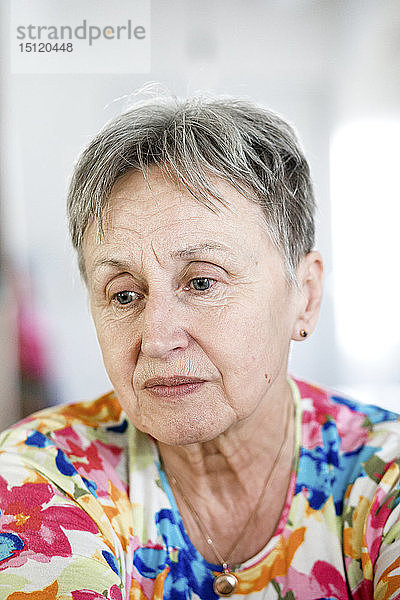 Porträt einer seriösen älteren Frau