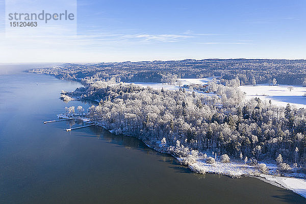 Deutschland  Bayern  Sankt Heinrich  verschneiter Wald am Starnberger See  Luftaufnahme