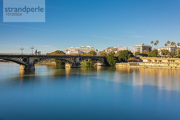 Lange Exposition von Puente de Triana am Fluss Guadalquivir  Sevilla  Spanien