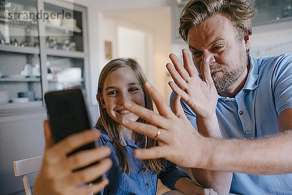Verspielte Vater und Tochter  die zu Hause ein Selfie machen