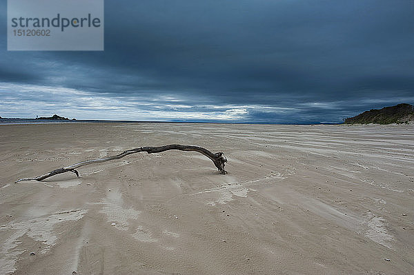Schlechtes Wetter an einem einsamen Strand in Strahan  Tasmanien  Australien