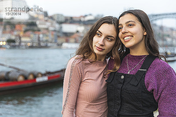 Porträt von zwei jungen Frauen Kopf an Kopf mit Blick aus der Ferne  Porto  Portugal