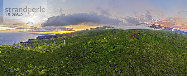 USA  Hawaii  Maui  Südküste  Vulkan Haleakala  Luala?ilua Hills und Windturbinen bei Sonnenuntergang