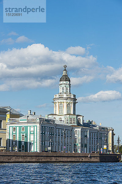 Kolonialgebäude auf der Nehrung der Wassiljewski-Insel von der Newa aus gesehen  St. Petersburg  Russland