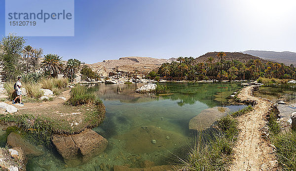 Tourist mit Blick auf das Wadi Bani Khalid  Oman
