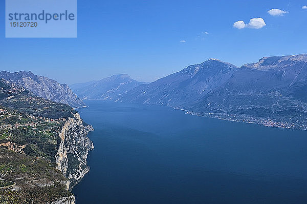 Italien  Lombardei  Gardasee  Blick nach Tremosine sul Garda