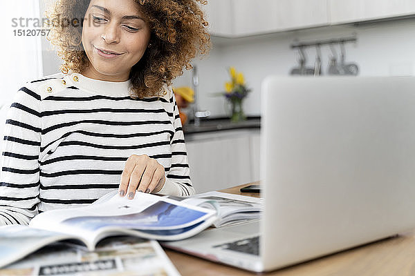 Frauen  die Zeitschriften lesen  mit Laptop