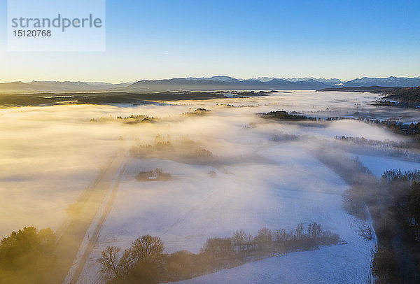 Deutschland  Bayern  Loisach  Sonnenaufgang über der Winterlandschaft  Luftaufnahme