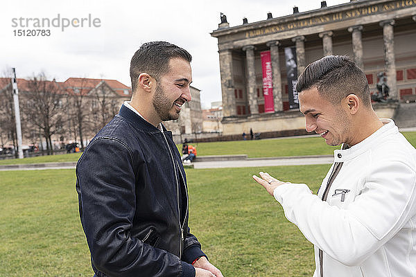 Junger Mann macht seinem glücklichen Freund einen Heiratsantrag im Lustgarten  Berlin  Deutschland