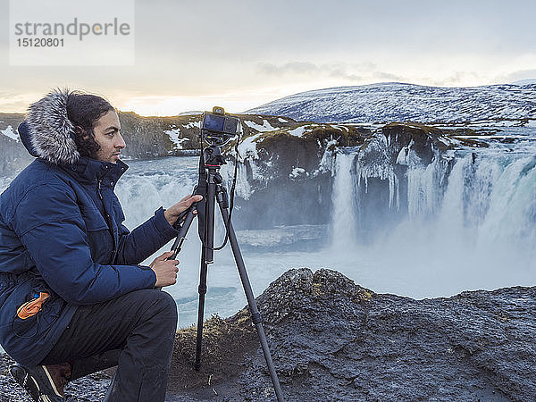 Island  Fotograf am Godafoss-Wasserfall im Winter