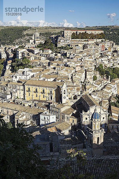 Blick von Ragusa Superiore auf Ragusa Ibla  Ragusa  Sizilien  Italien