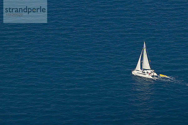 Luftaufnahme eines einsamen Bootes  Great Barrier Beach  Queensland  Australien