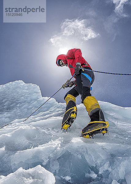 Nepal  Solo Khumbu  Everest  Bergsteiger beim Klettern am Eisfall