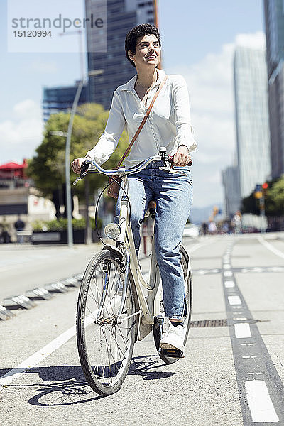 Frau mit Fahrrad auf dem Fahrradweg